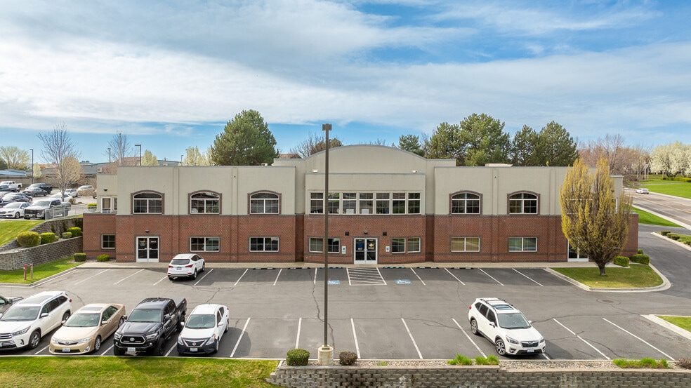 1020 N Center Pky, Kennewick, WA for lease - Building Photo - Image 1 of 6