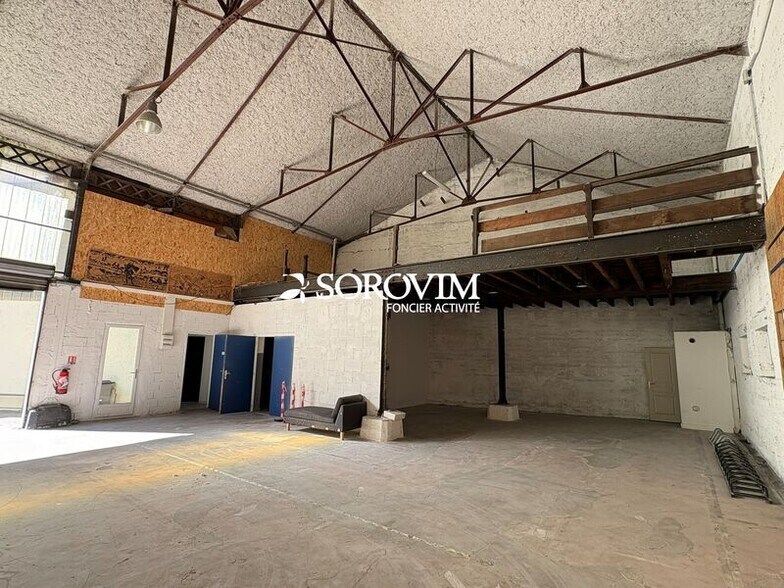 Flex in Lyon for lease - Building Photo - Image 3 of 11