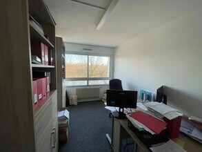 Office in Caluire-et-Cuire for lease Interior Photo- Image 1 of 5