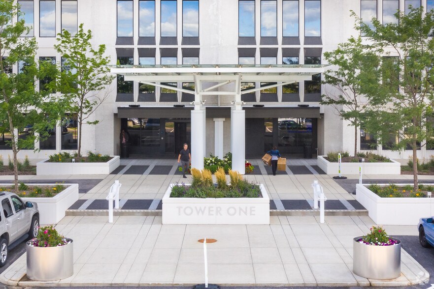 1701 Golf Rd, Rolling Meadows, IL à louer - Photo du bâtiment - Image 2 de 28