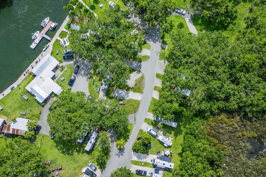 Weeki Wachee RV Park & Campground portfolio of 2 properties for sale on LoopNet.ca - Building Photo - Image 3 of 20