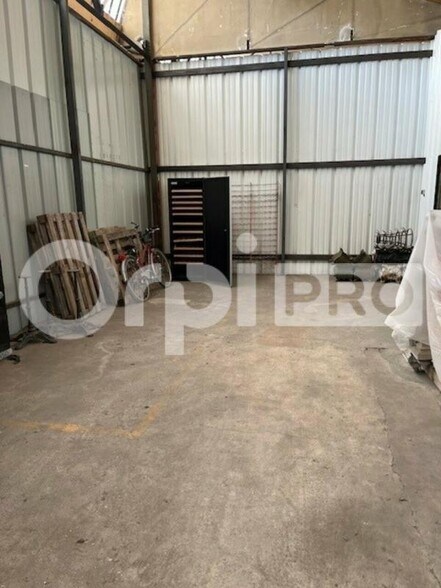 Flex in Senlis for lease - Interior Photo - Image 2 of 4