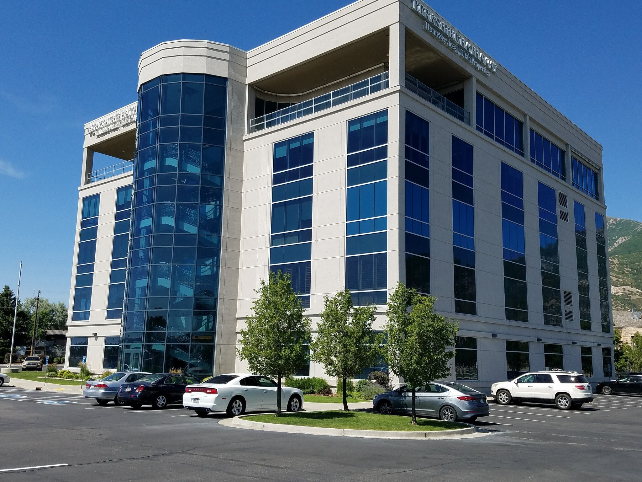 5929 S Fashion Point Dr, Ogden, UT à louer Photo principale- Image 1 de 24