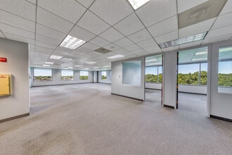 25 NW Point Blvd, Elk Grove Village, IL for lease Interior Photo- Image 2 of 3