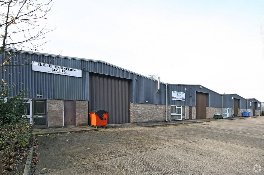 HASLEMERE INDUSTRIAL ESTATE portefeuille de 3 propriétés à vendre sur LoopNet.ca - Photo principale - Image 1 de 3