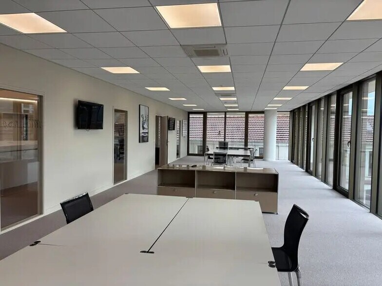 Office in Bordeaux for lease - Building Photo - Image 2 of 3