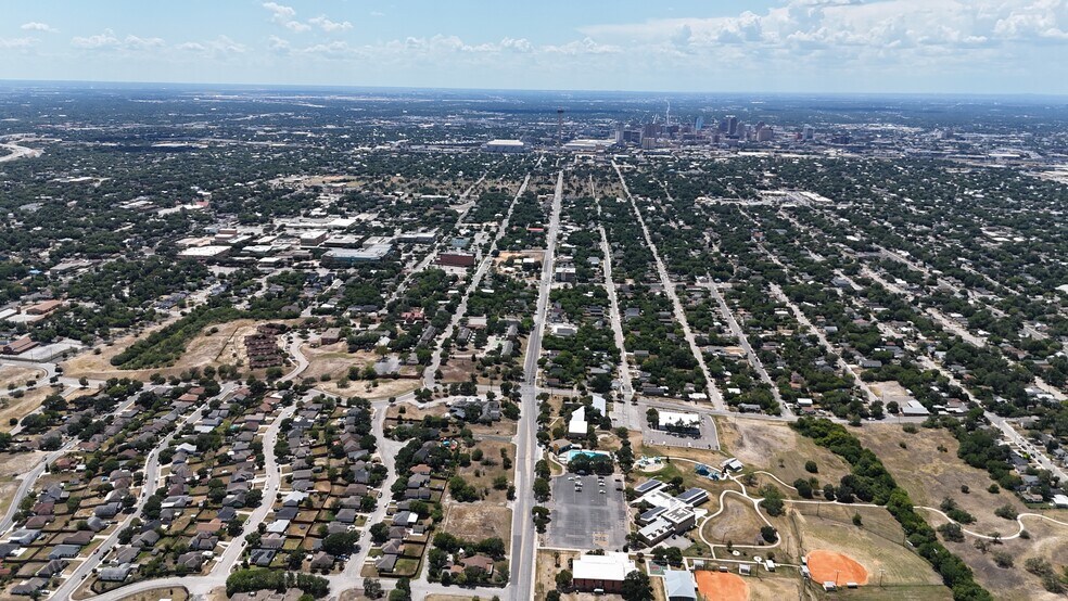 627 Belmont, San Antonio, TX à vendre - Photo du bâtiment - Image 2 de 2