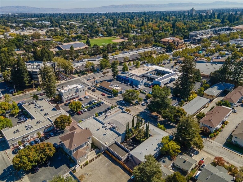 660 Roble Ave, Menlo Park, CA à vendre - Aérien - Image 2 de 17
