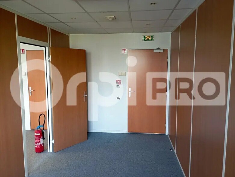 Office in Reims for lease - Interior Photo - Image 3 of 4