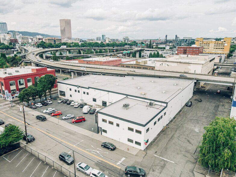 111-115 SE Yamhill St, Portland, OR for lease - Building Photo - Image 2 of 16