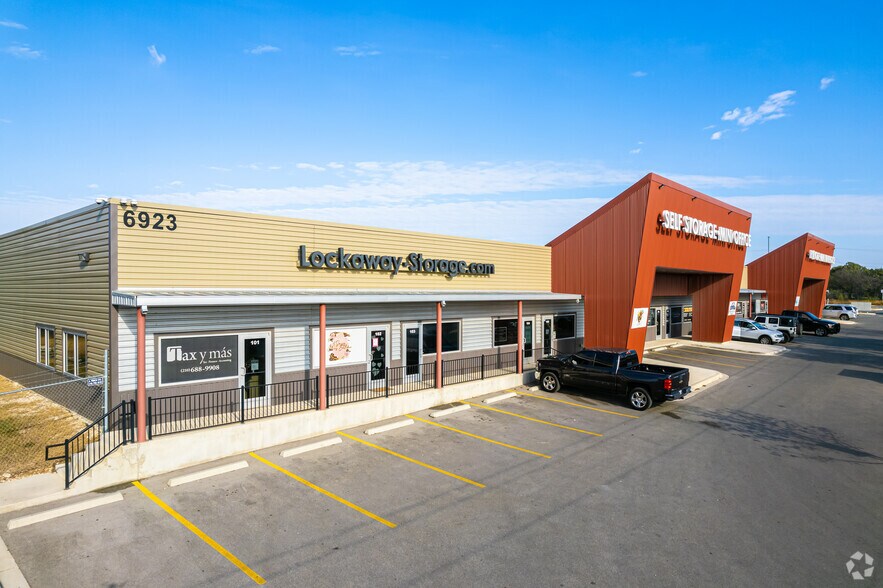 6923 W Loop 1604, San Antonio, TX à louer - Photo du bâtiment - Image 2 de 14