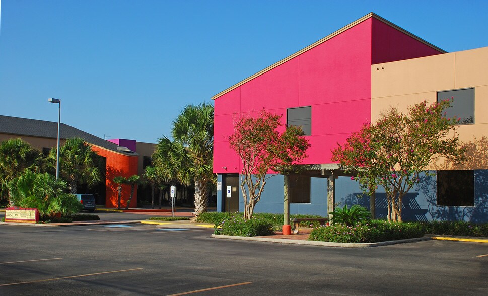 3833 S Staples, Corpus Christi, TX à louer - Photo du bâtiment - Image 2 de 7