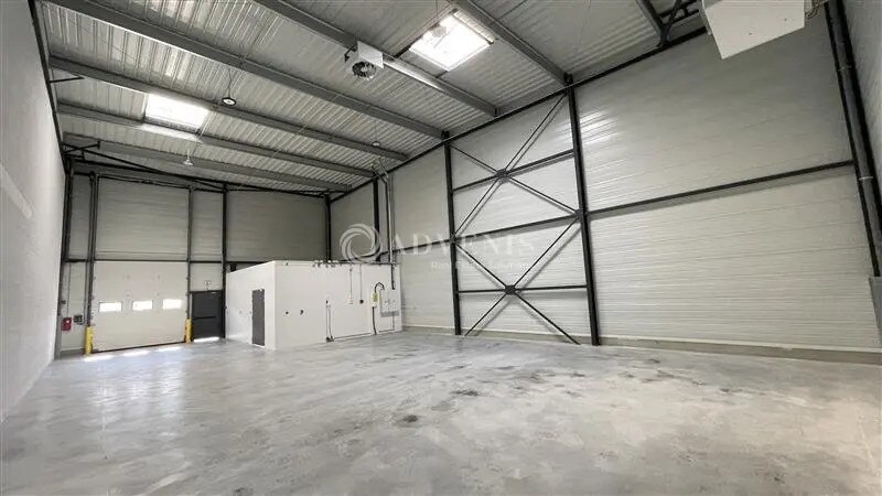 Flex in Savigny-le-Temple for lease - Interior Photo - Image 2 of 12