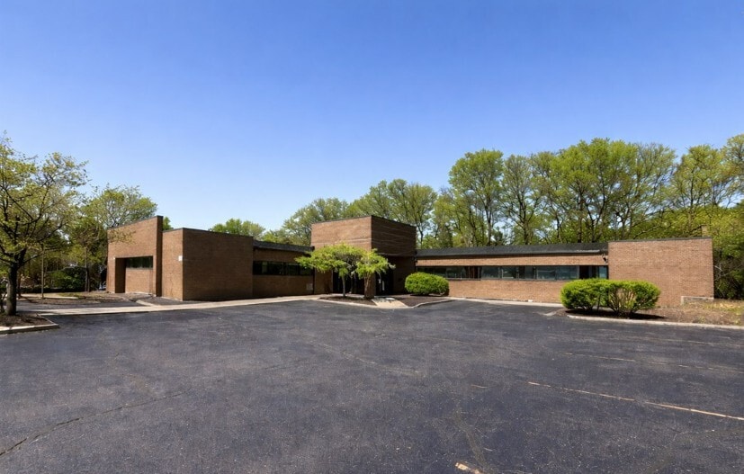 42 Woodcroft Trl, Dayton, OH for lease - Primary Photo - Image 1 of 5
