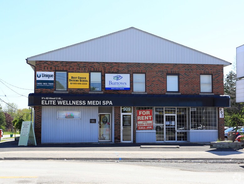 907-911 Simcoe St N, Oshawa, ON à louer - Photo du bâtiment - Image 2 de 3