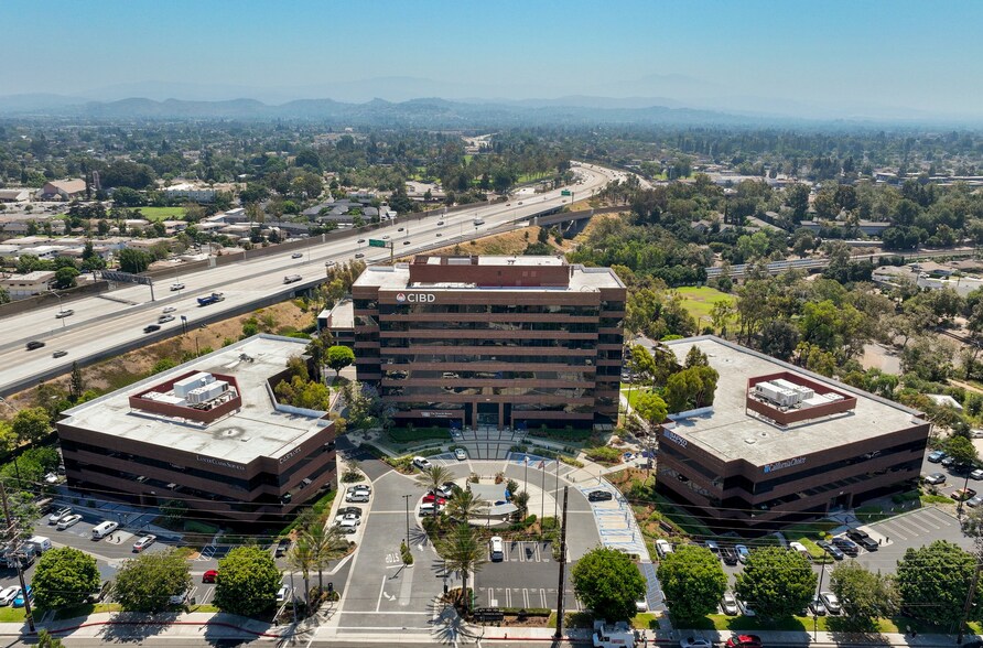 701 S Parker St, Orange, CA à louer - Photo du bâtiment - Image 2 de 15