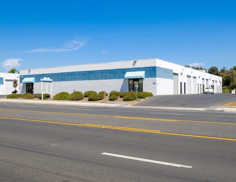 747 Twin Oaks Valley Rd, San Marcos, CA for lease - Building Photo - Image 2 of 3