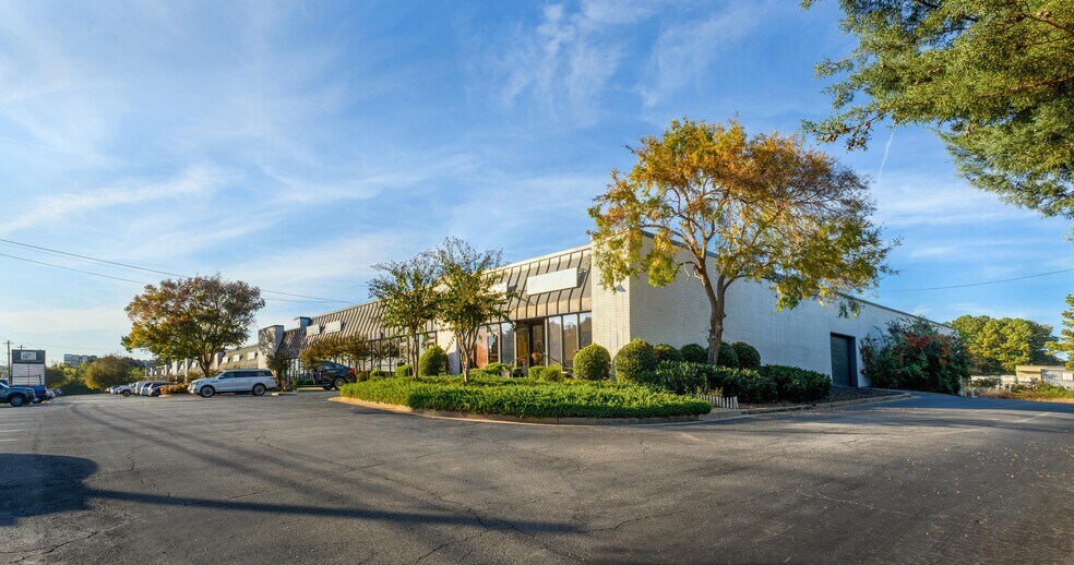2292-2384 Chamblee Tucker Rd, Chamblee, GA à louer - Photo du bâtiment - Image 2 de 4