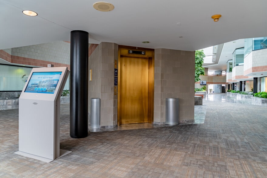 691 N Squirrel Rd, Auburn Hills, MI à louer - Photo du bâtiment - Image 3 de 34