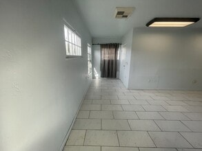 16899 Lakeshore Dr, Lake Elsinore, CA for lease Interior Photo- Image 2 of 6