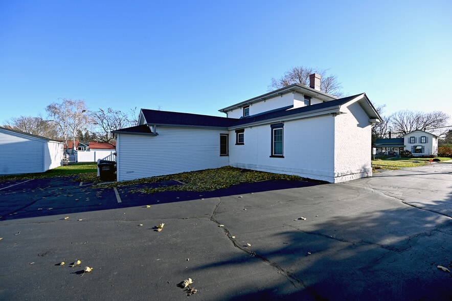 422 Summit Ave, Oconomowoc, WI for lease - Building Photo - Image 3 of 4