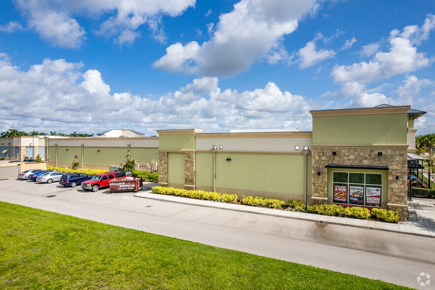 10041 University Plaza Dr, Fort Myers, FL à louer - Photo du bâtiment - Image 3 de 6