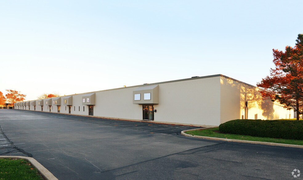 8545-8587 Zionsville Rd, Indianapolis, IN à louer - Photo du bâtiment - Image 2 de 15