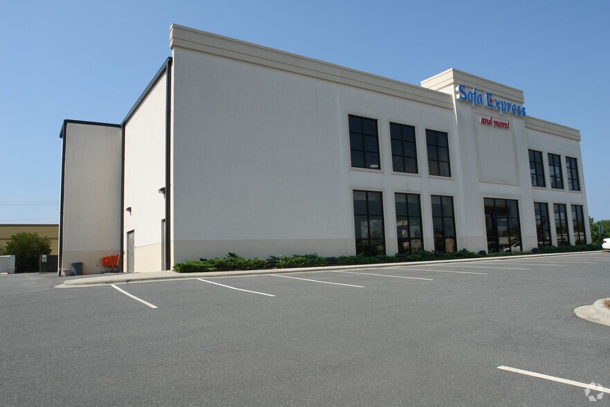 11501 Carolina Place Pky, Pineville, NC à vendre - Photo du bâtiment - Image 2 de 10