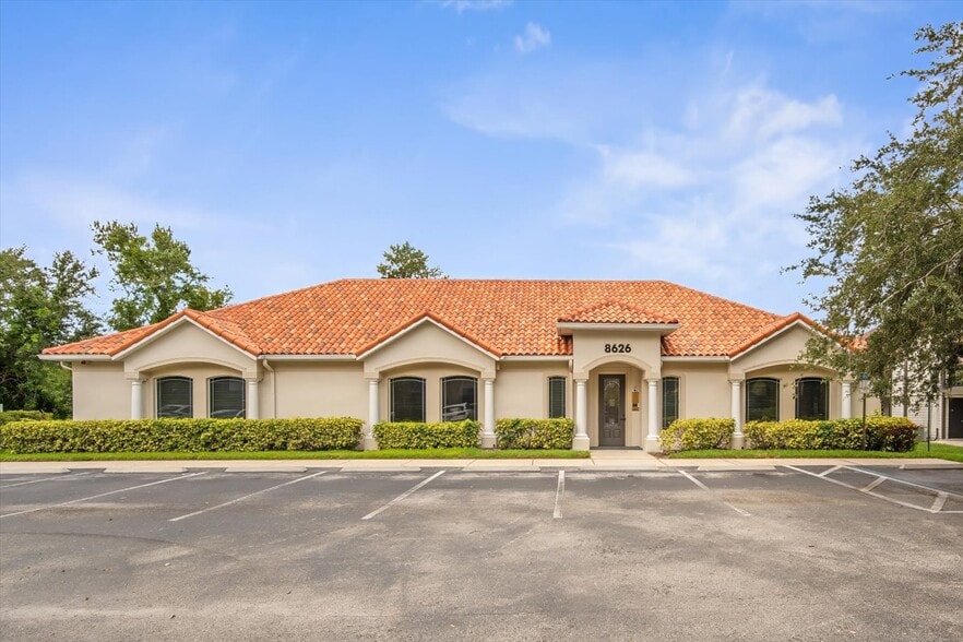 8626 N Himes Ave, Tampa, FL à louer - Photo du bâtiment - Image 1 de 31