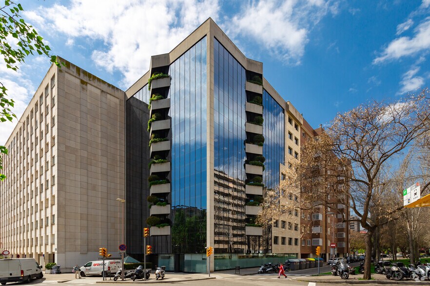 Office in Barcelona, Barcelona for lease - Building Photo - Image 2 of 2
