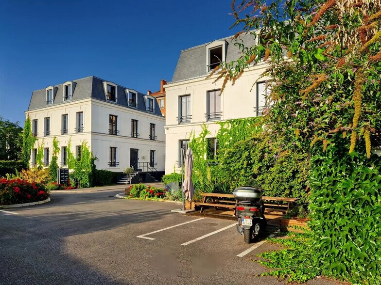 Bureau dans Ivry-sur-Seine à louer - Photo du bâtiment - Image 1 de 8