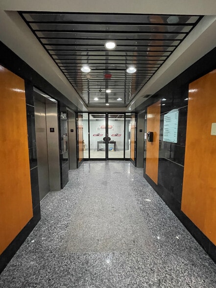 5975 Sunset Dr, Miami, FL for lease - Interior Photo - Image 2 of 2