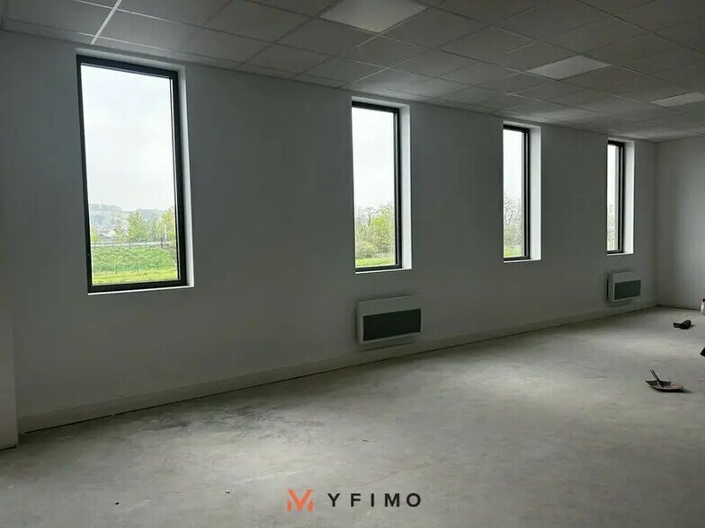 Office in Buchelay for lease - Interior Photo - Image 2 of 7