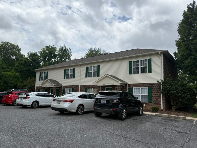 1310 14th Street Dr NE, Hickory, NC à vendre - Photo du bâtiment - Image 1 de 17