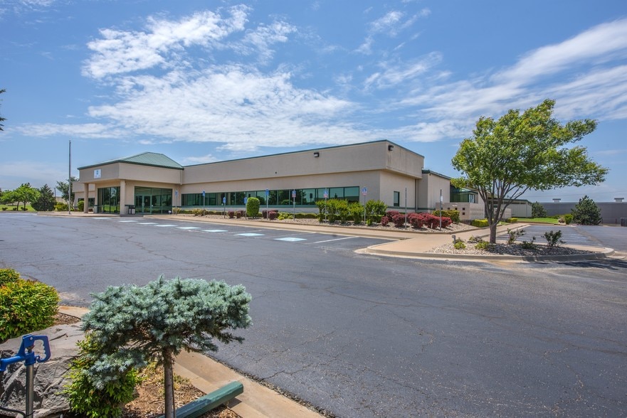 3101 Technology Dr, Edmond, OK for lease - Building Photo - Image 2 of 33