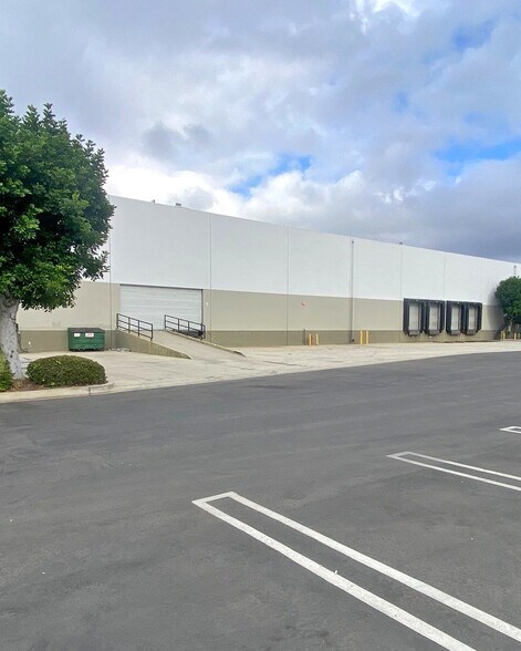 7261-7271 E Slauson Ave, Commerce, CA à louer - Photo du bâtiment - Image 2 de 2