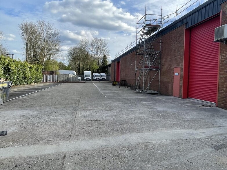 Unit 5 Deadbrook Lane, Aldershot à louer - Photo du bâtiment - Image 2 de 4