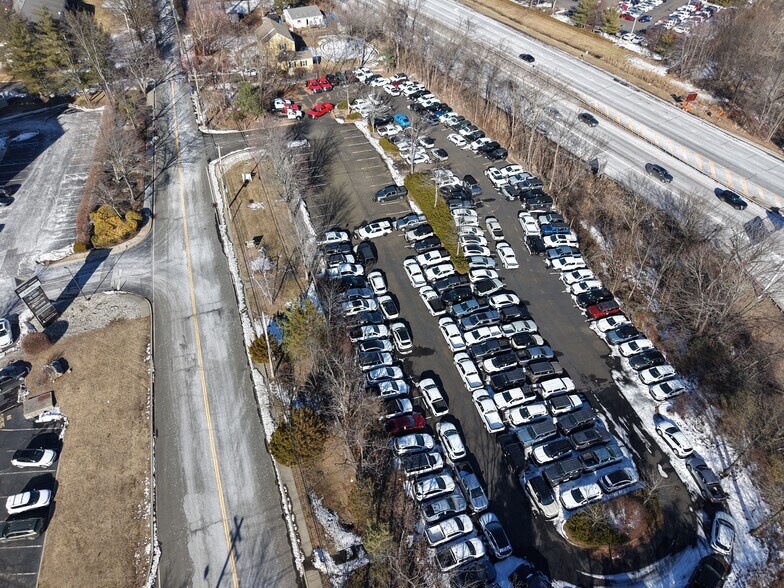 25 Smith St, Nanuet, NY à louer - Photo du bâtiment - Image 2 de 2