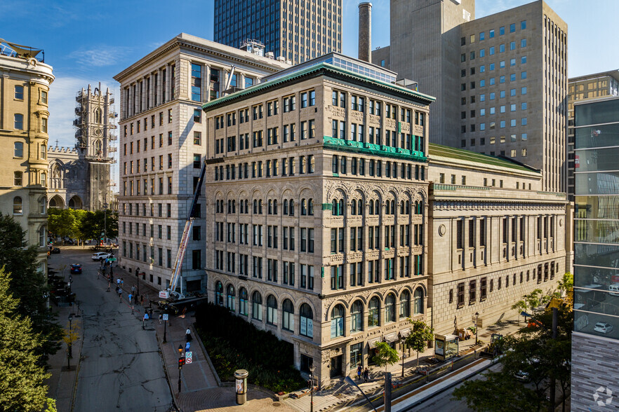 100-104 Rue Saint-Antoine O, Montréal, QC à louer - Photo principale - Image 1 de 5