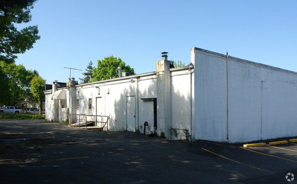 522A-526 Walt Whitman Rd, Melville, NY à louer - Photo du bâtiment - Image 3 de 3