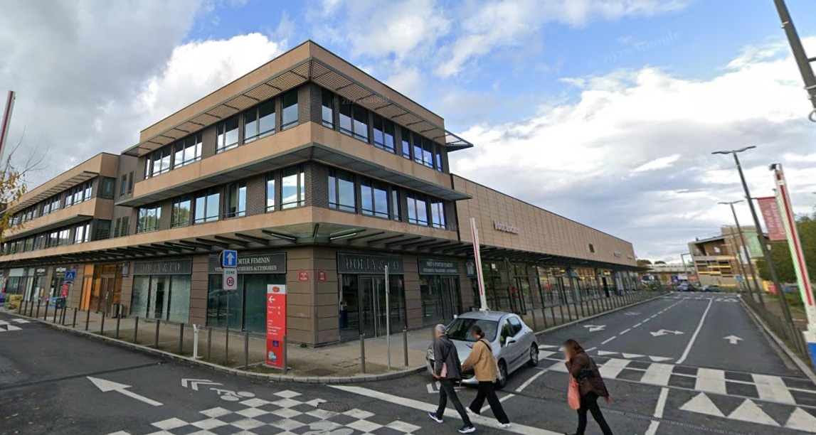 Retail in Fresnes for lease Building Photo- Image 1 of 6