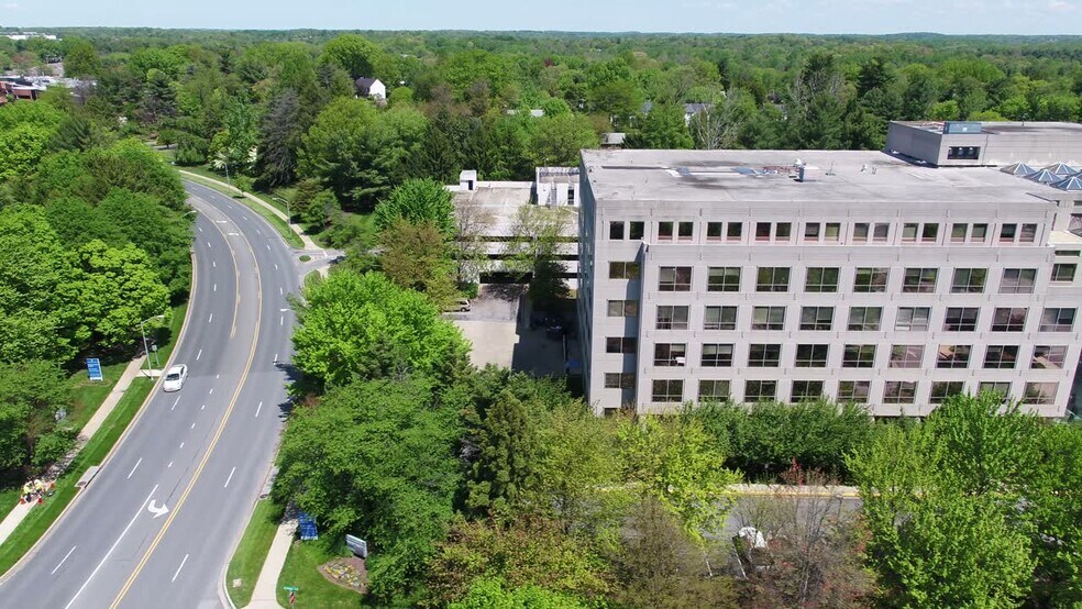 7361 Calhoun Pl, Rockville, MD à louer - Vidéo sur l’inscription commerciale - Image 2 de 8