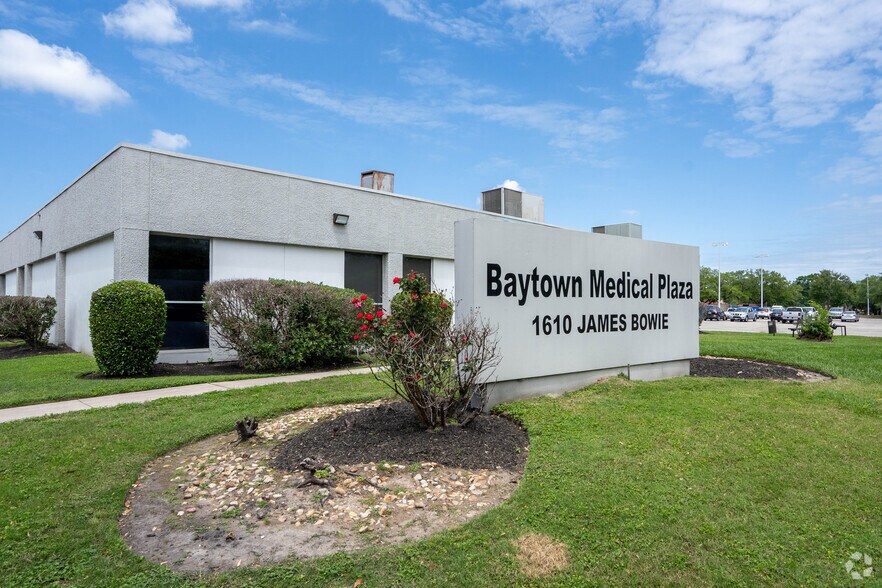 1610 James Bowie Dr, Baytown, TX à louer - Photo du bâtiment - Image 1 de 12