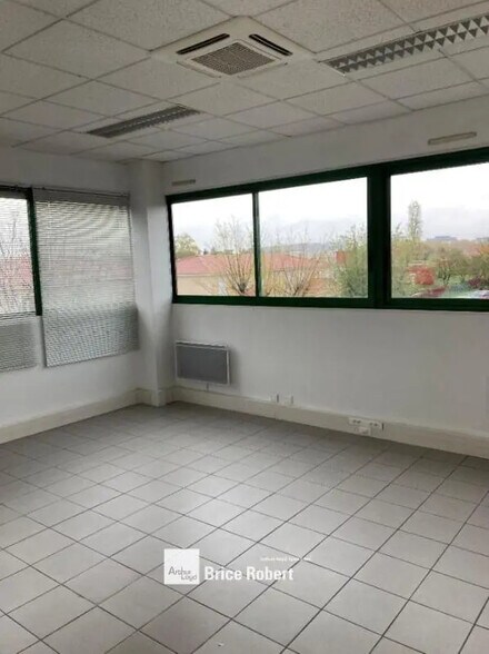6 Rue Du Dauphiné, Vaulx-en-Velin for lease - Interior Photo - Image 3 of 6