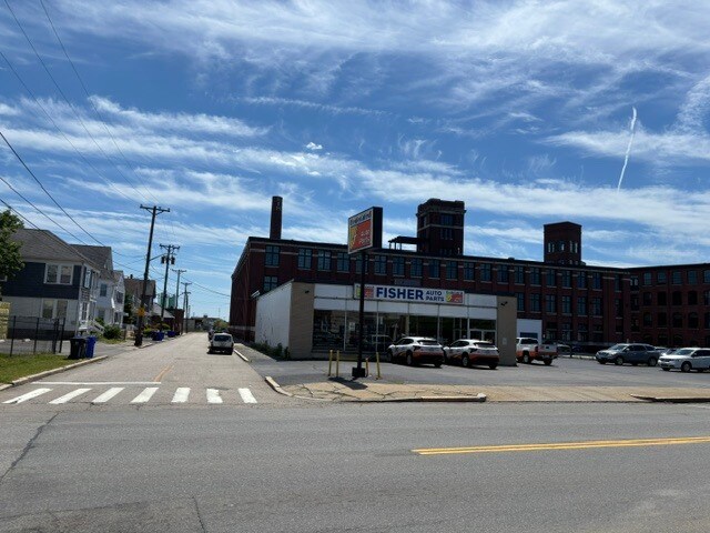 437 Central Ave, Pawtucket, RI à vendre - Photo du bâtiment - Image 2 de 4