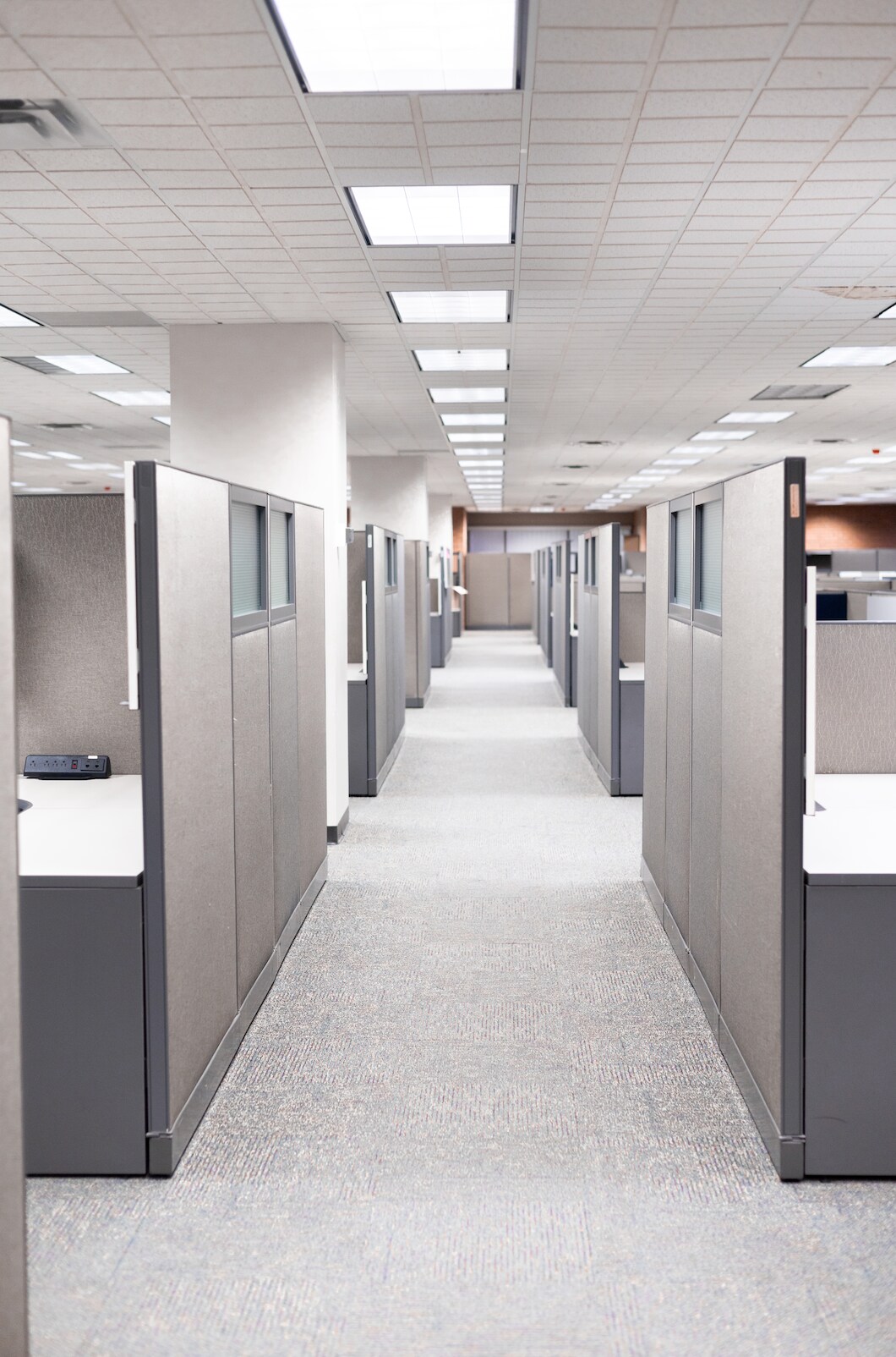 3315 N Oak Tfwy, Kansas City, MO for lease Interior Photo- Image 1 of 7