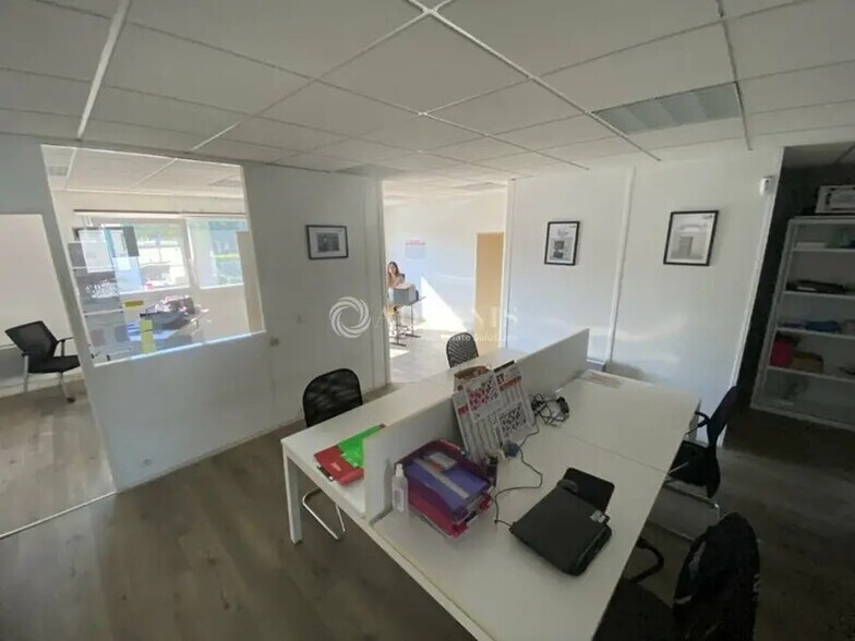 Industrial in Trappes for lease - Interior Photo - Image 2 of 4