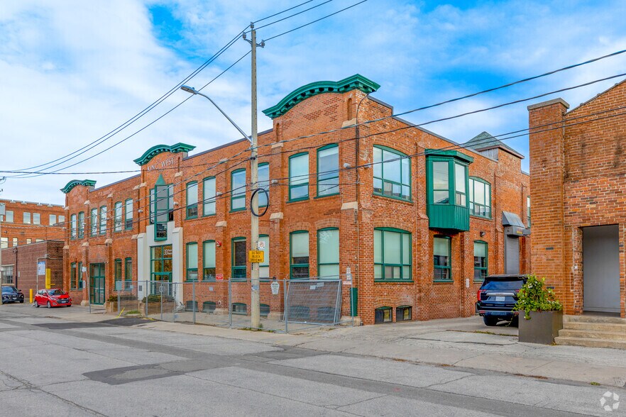 33 Fraser Ave, Toronto, ON à louer - Photo du bâtiment - Image 2 de 6