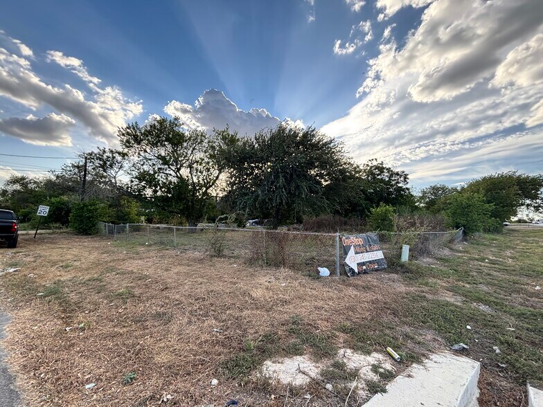 110 Leisure Village Dr, New Braunfels, TX à vendre - Photo du bâtiment - Image 3 de 9