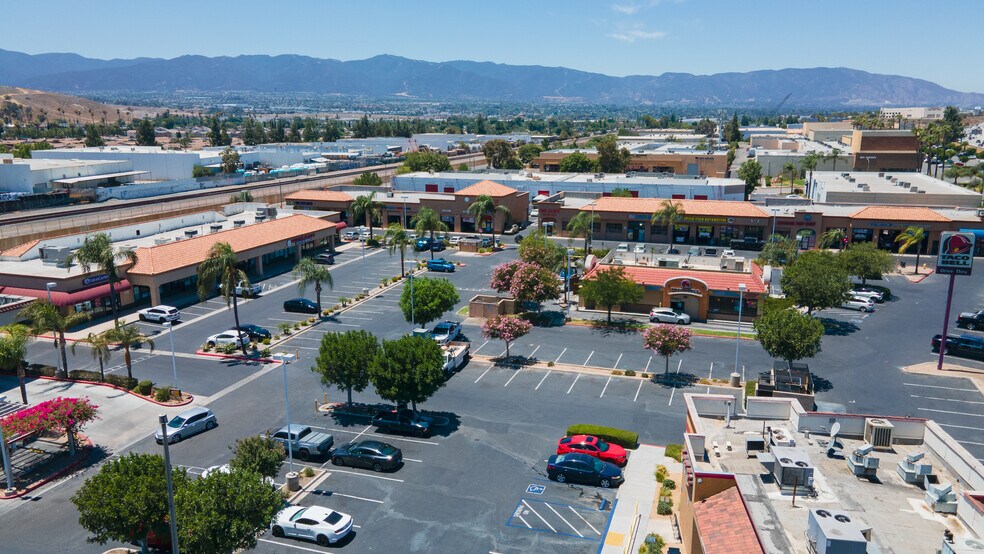 2189 Sampson Ave, Corona, CA à louer - Photo du bâtiment - Image 2 de 15